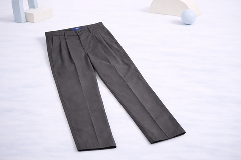 PANTALÓN CASUAL YALE CON PINZAS REGULAR FIT NANOTEX 0726